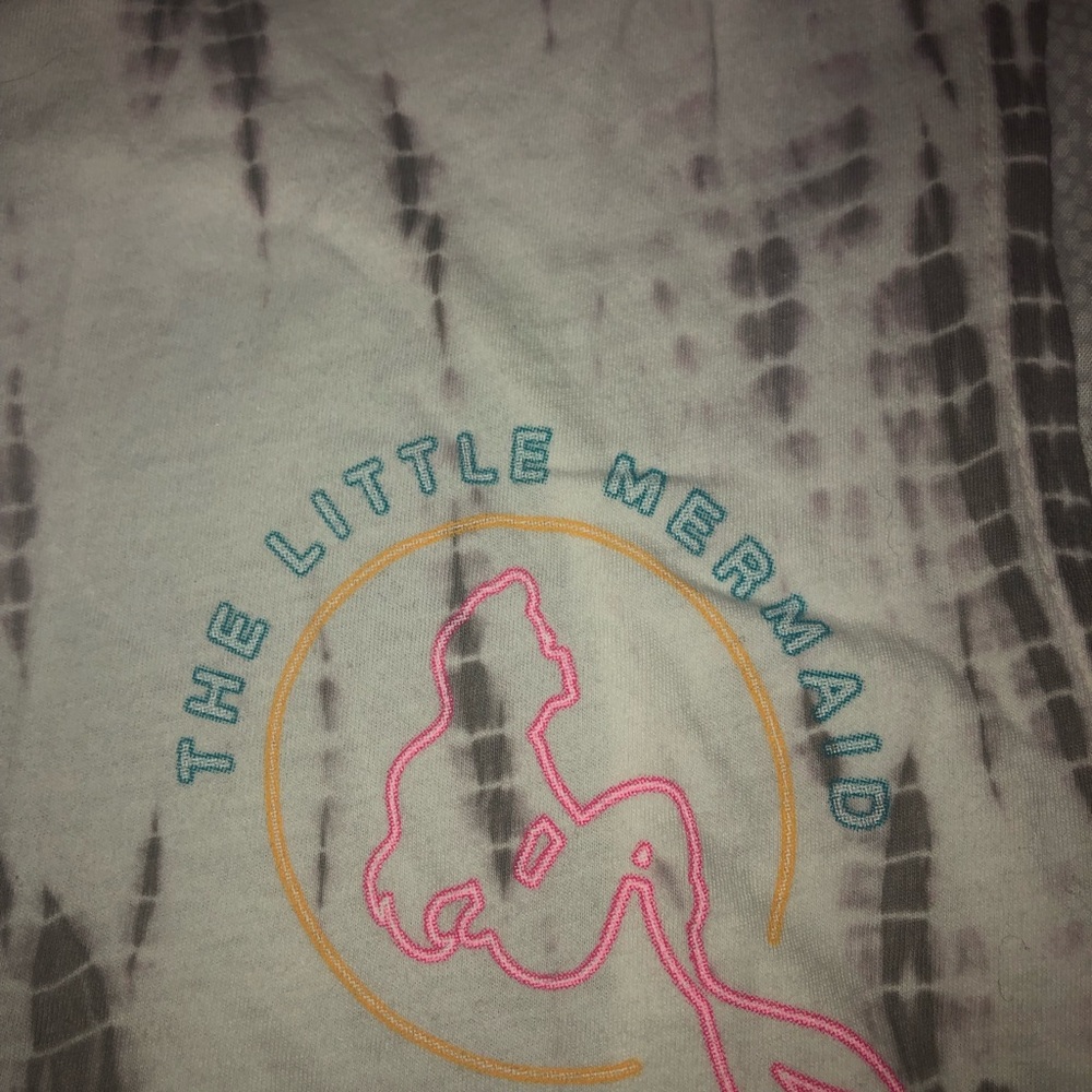 A CUTE CROPPED T-SHIRT  🐬